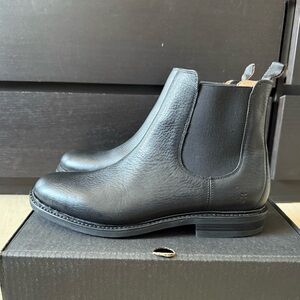 FRYE AND CO. Black Chelsea Boots with Elastic Panels and Pull Tab